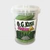 Pot en plastique transparent contenant des biscuits verts étiquetés "O.G. Kush Cookies". L’emballage présente des feuilles de chanvre et un avertissement jaune.