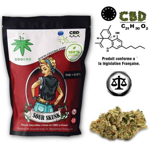 Sachet de fleurs CBD Sour Skunk avec illustration vintage et une tête de fleur CBD posée à droite.