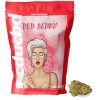Un sachet rouge décoré d’une femme aux cheveux blancs, « Red Berry », avec une fleur verte.