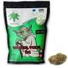 Un sachet vert illustré d’un personnage ressemblant à Yoda, « Master-Yoda OG », avec une fleur marron-verte.