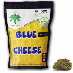 Sachet noir et jaune de fleurs CBD Blue Cheese avec design inspiré du fromage et une tête de fleurs CBD posée à côté.