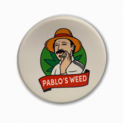 Sticker rond représentant un personnage moustachu avec un chapeau fumant, sur fond de feuille de chanvre verte, avec l’inscription “Pablo’s Weed” en bas.