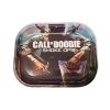 Plateau de roulage rectangulaire illustré d’un personnage de jeu vidéo, avec l’inscription "Call of Doobie – Smoke Ops", tenant un briquet et un sachet transparent.