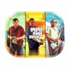 Plateau métallique illustré façon jeu vidéo "GDA", avec trois personnages tenant des accessoires liés au cannabis, et le texte "Grand Dank Auto" au centre.