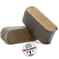 Deux blocs rectangulaires de résine brune, empilés, révélant un intérieur plus clair.