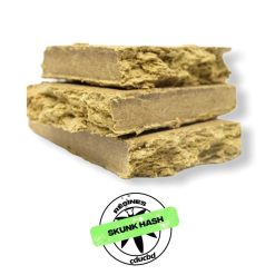 Trois plaques rectangulaires de résine brun clair, empilées, avec logi en bas « Skunk Hash ».