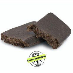 Deux morceaux de résine brune, partiellement brisés, avec un logo en dessous « Lemon Caramelo ».