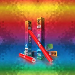 Stylos vape Kush CBD saveur Zkittles, avec un design rouge vif, placés devant leurs emballages sur un fond coloré en dégradé arc-en-ciel.