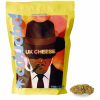 Sachet jaune de fleurs CBD UK Cheese avec illustration de personnage en costume et une tête de fleurs CBD posée à côté.