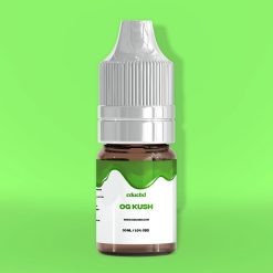 Flacon d’e-liquide OG Kush CDUCBD sur fond vert.
