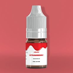 Flacon d’e-liquide Strawberry CDUCBD sur fond rouge.