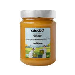 Pot de miel de lavande au CBD de la marque CDUCBD, origine France. L’étiquette mentionne une teneur de 260 mg de CBD pour un poids net de 125 g et illustre deux apiculteurs en train de récolter du miel.