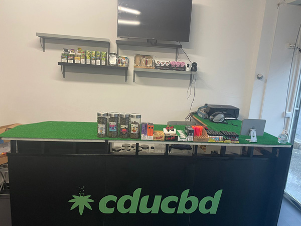 Boutique CBD Nice de CDUCBD, vue du comptoir