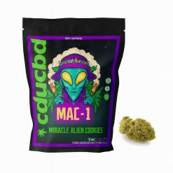 Un sachet noir et violet, intitulé « MAC-1 », arborant une tête d’alien, à côté d’une fleur verte.