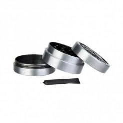 Grinder en métal The Bulldog Amsterdam, composé de trois parties avec tamis et raclette de récupération.