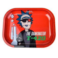 Plateau en métal de couleur rouge, illustré avec un personnage inspiré d’une série animée, portant des lunettes noires et tenant un bang. L’inscription "The Dankinator T-420" est présente sur la surface.