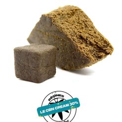 Deux blocs de résine brune, l’un petit en forme de cube et l’autre plus grand.