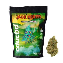 Un sachet vert et noir « Jack Herer » avec un personnage dessiné, à côté d’une fleur verte.