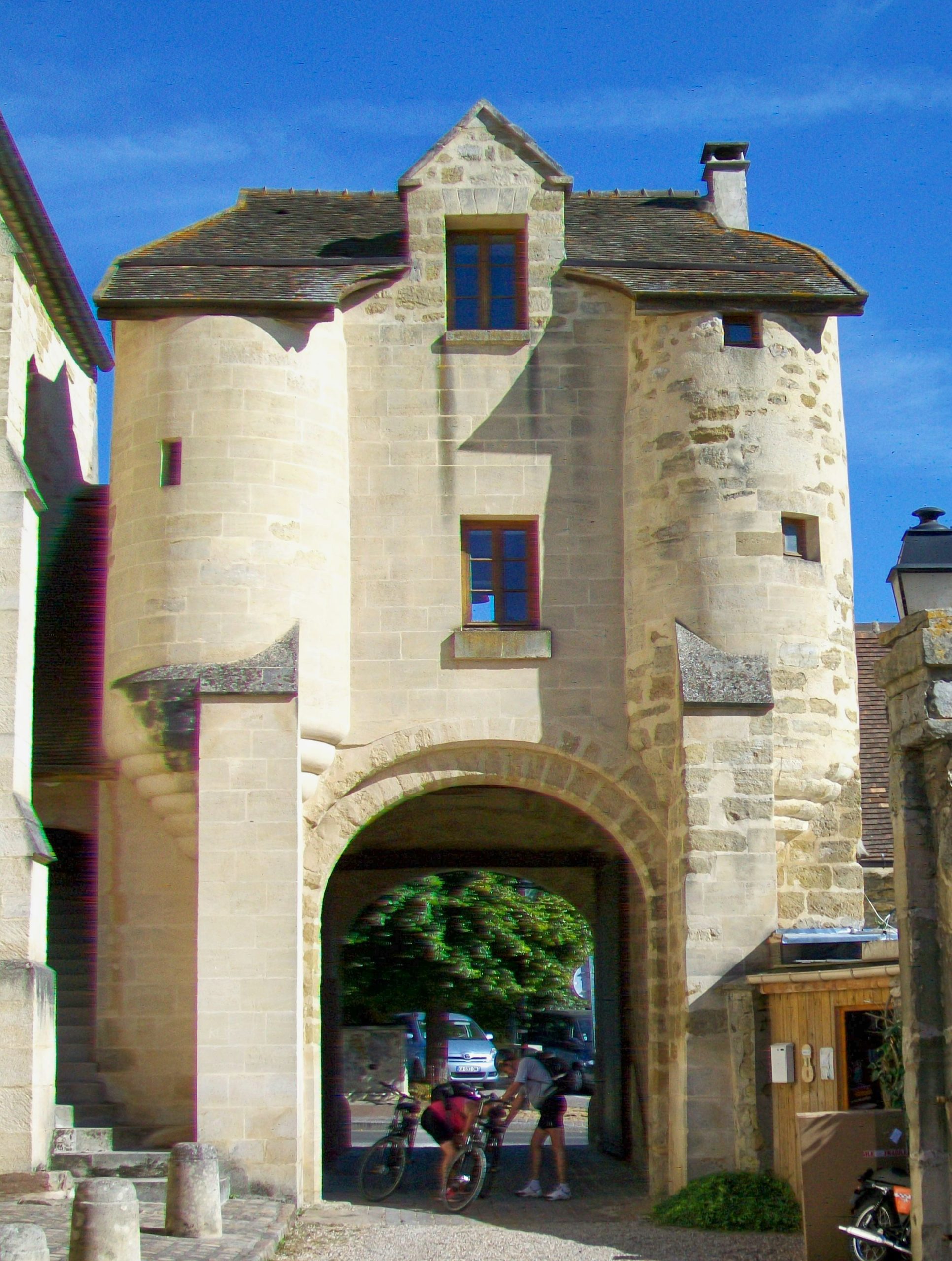 Cergy (95), porte fortifiée de l'ancien prieuré.jpg