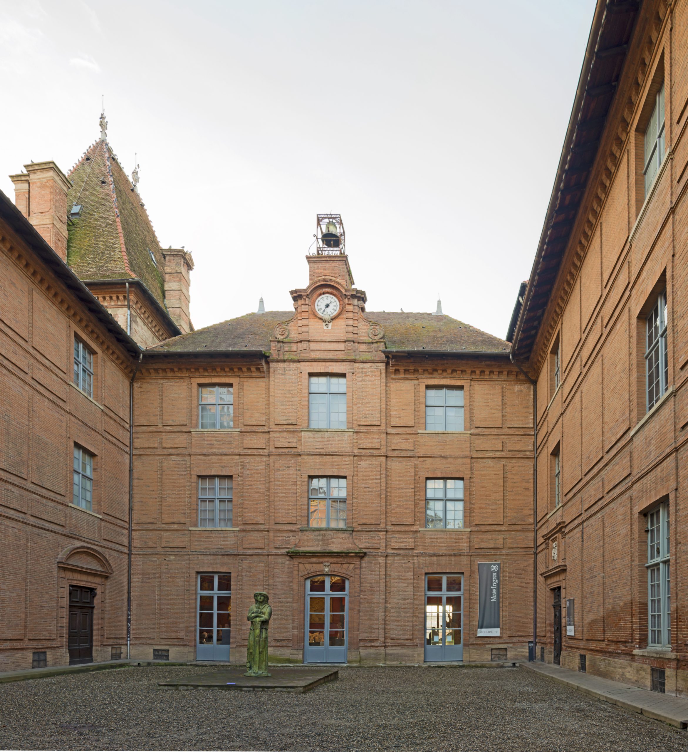 Montauban - Le Musée Ingres Cour intérieure.jpg
