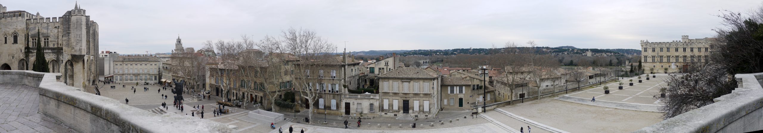 Panorama de la place du Palais à Avignon.jpg