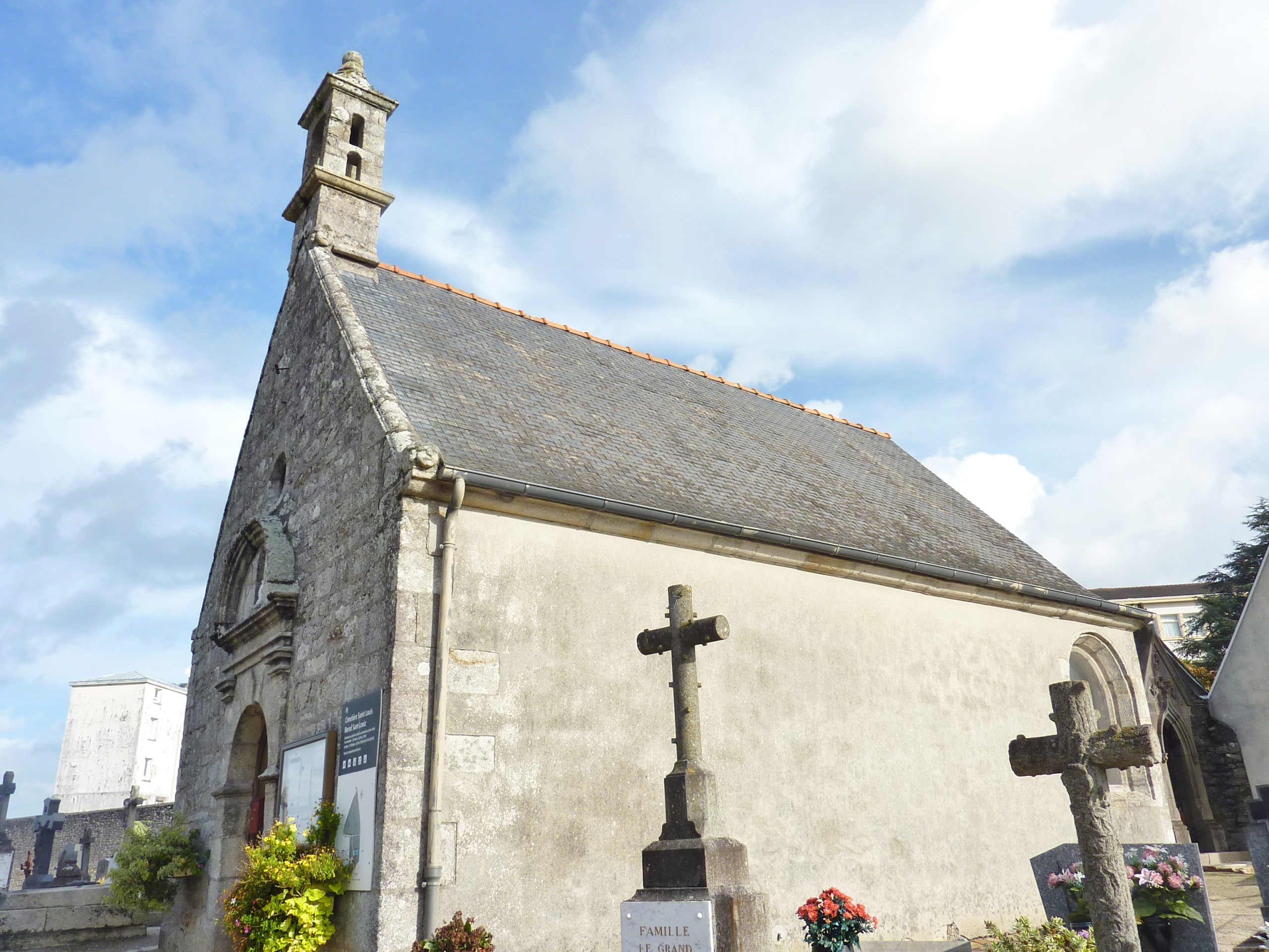 Quimper 120 La chapelle du cimetère Saint-Louis.JPG