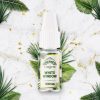 Flacon de e-liquide CBD Greeneo White Window 300 mg sur fond végétal avec feuilles vertes et marbre blanc.