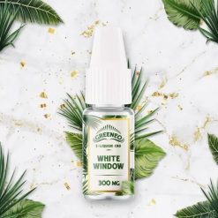 Flacon de e-liquide CBD Greeneo White Window 300 mg sur fond végétal avec feuilles vertes et marbre blanc.