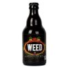 Bouteille de bière au chanvre "Weed" avec une étiquette noire et des motifs aux couleurs rouge, jaune et vert. La mention "Bière au chanvre" est inscrite sous le nom de la marque.