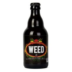 Bouteille de bière au chanvre "Weed" avec une étiquette noire et des motifs aux couleurs rouge, jaune et vert. La mention "Bière au chanvre" est inscrite sous le nom de la marque.