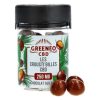 Pot de Crousti’Billes CBD de la marque Greeneo, contenant 250 mg de CBD. Bonbons enrobés de chocolat au lait avec un cœur croustillant. Trois billes sont posées devant le pot.