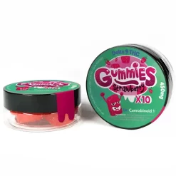 Deux boîtes vertes de bonbons gélifiés à la fraise Delta-9 THC, avec un design ludique.