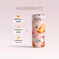 Canette de thé glacé Jane Relax, saveur pêche et romarin, accompagnée d’une liste d’ingrédients : 100 mg de mélisse, 35 mg de chanvre, L-théanine et thé vert.