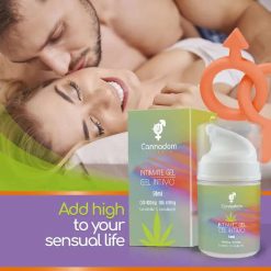 Un couple souriant allongé sur un lit, accompagné du gel intime