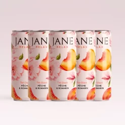 Lot de cinq canettes de thé glacé Jane Relax, saveur pêche et romarin. Le design floral présente des illustrations de fleurs et de morceaux de pêche sur un fond clair.