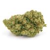 Fleur de cannabis compacte, couverte de trichomes, avec des nuances vertes et des pistils orange.