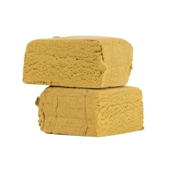 Deux blocs de résine jaune clair avec une texture mousseuse et aérée.