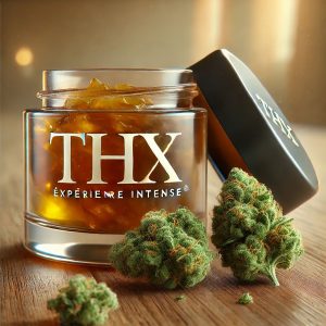 Pot de hash THX avec des fleurs de chanvre sur une table.