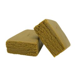 Resine Candy Hash CBD+, deux morceaux marron et friable sur fond blanc